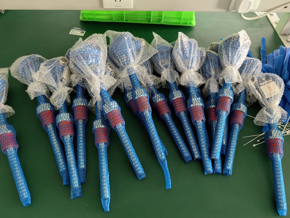 在工业自动化中，热电阻是如何与控制系统集成的，以实现温度控制和监测？