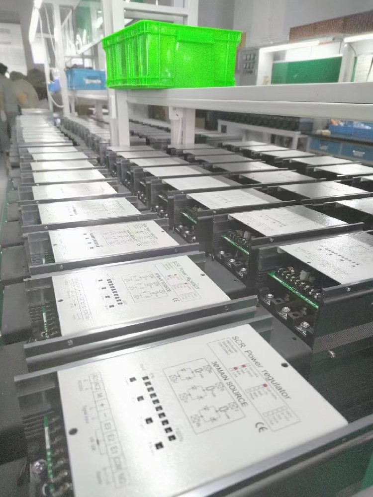 电力调整器的控制算法对其动态响应性能有多大的提升作用？