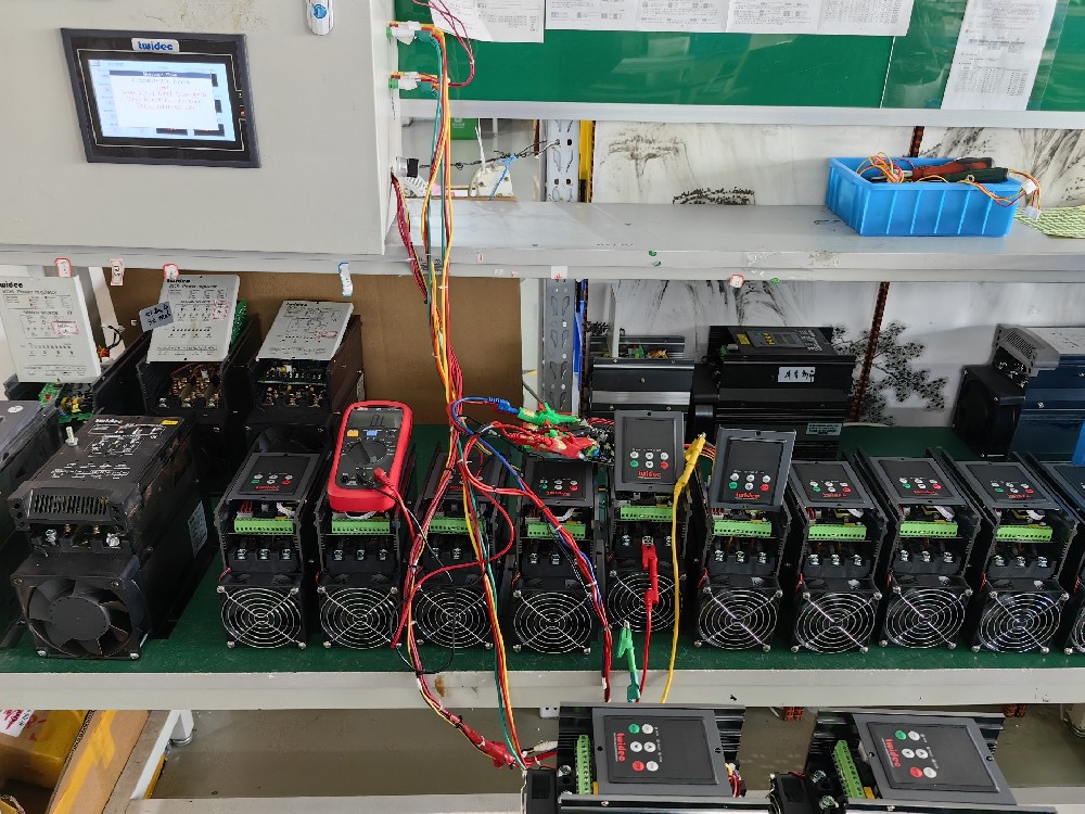 在建筑能源管理领域，电力调整器怎样配合智能照明系统实现最大化节能？